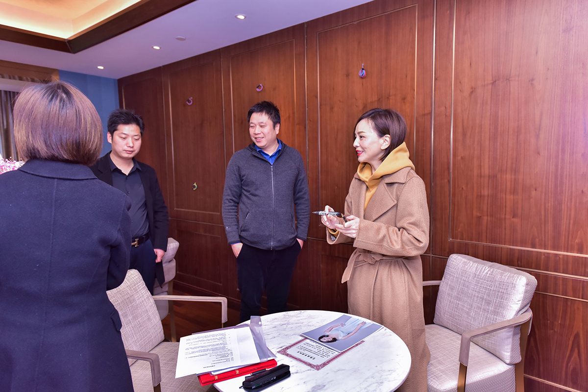 著名影星王琳簽約現(xiàn)場